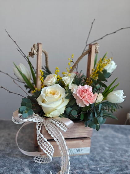 Весенний деревянный ящичек с тюльпанами и веточками