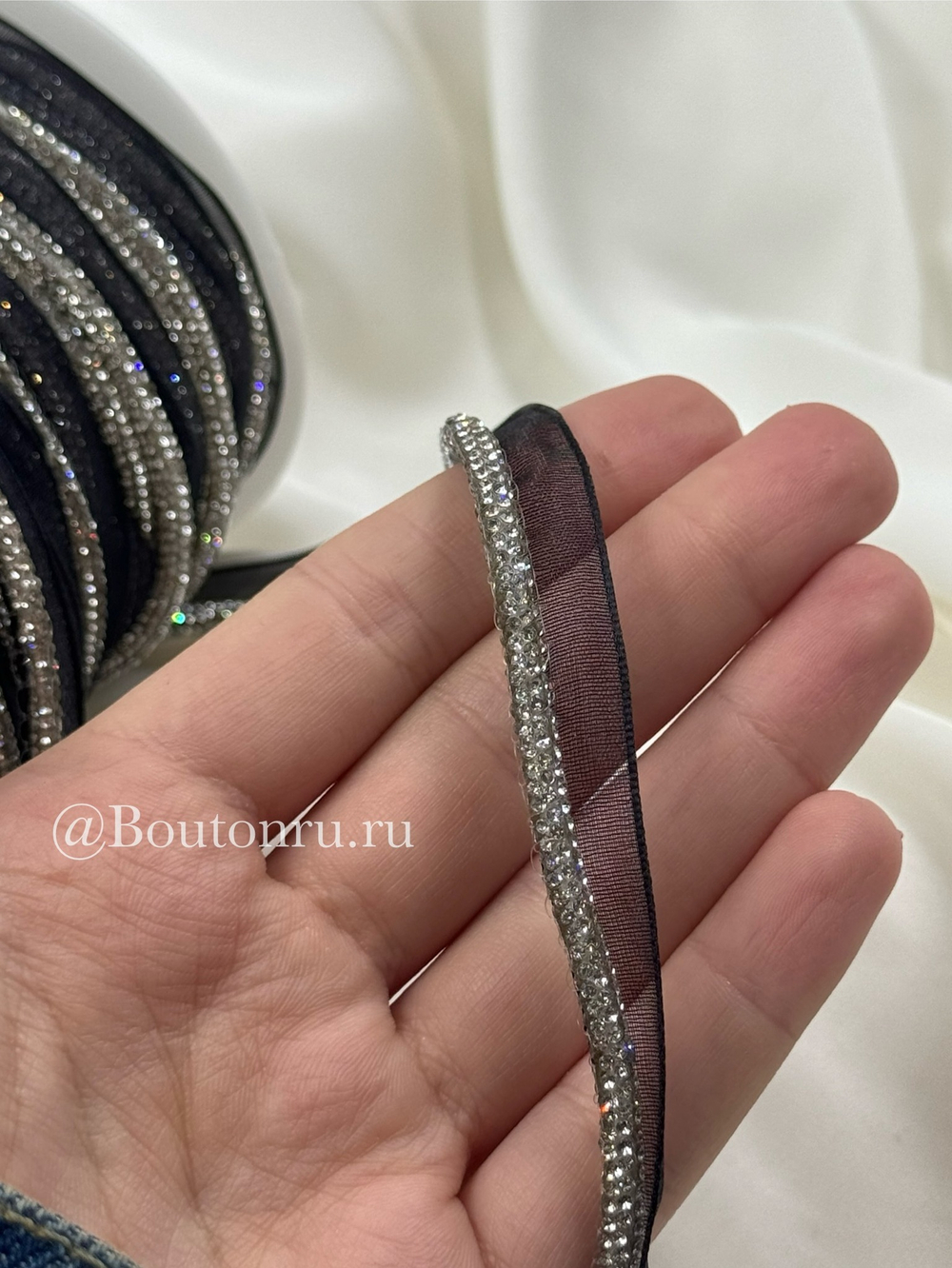 Кант на черной органзе со стразовым шнуром