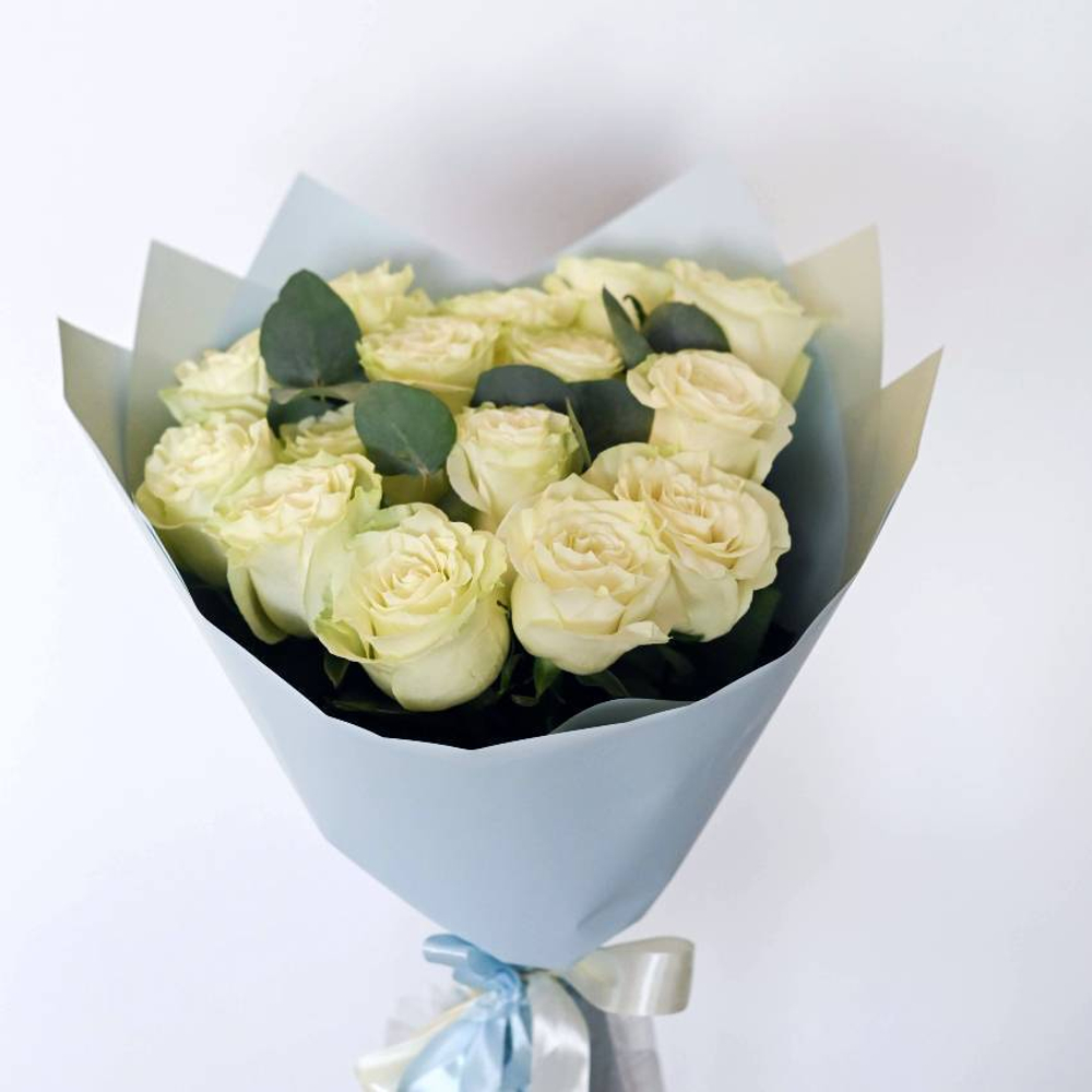 Средний букет кремовых роз «Элегантная симфония»