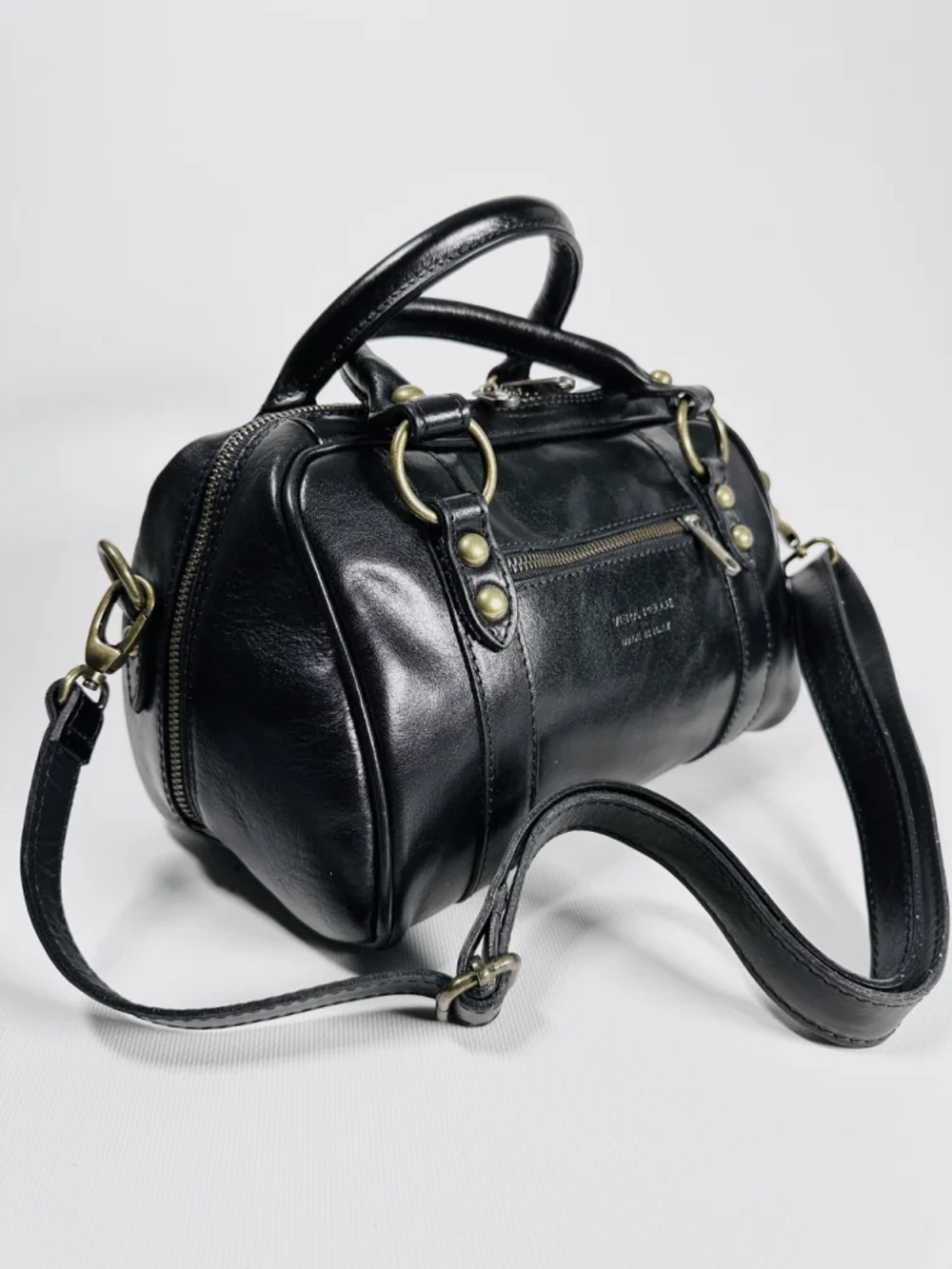 Женская сумка-саквояж из натуральной кожи черного цвета