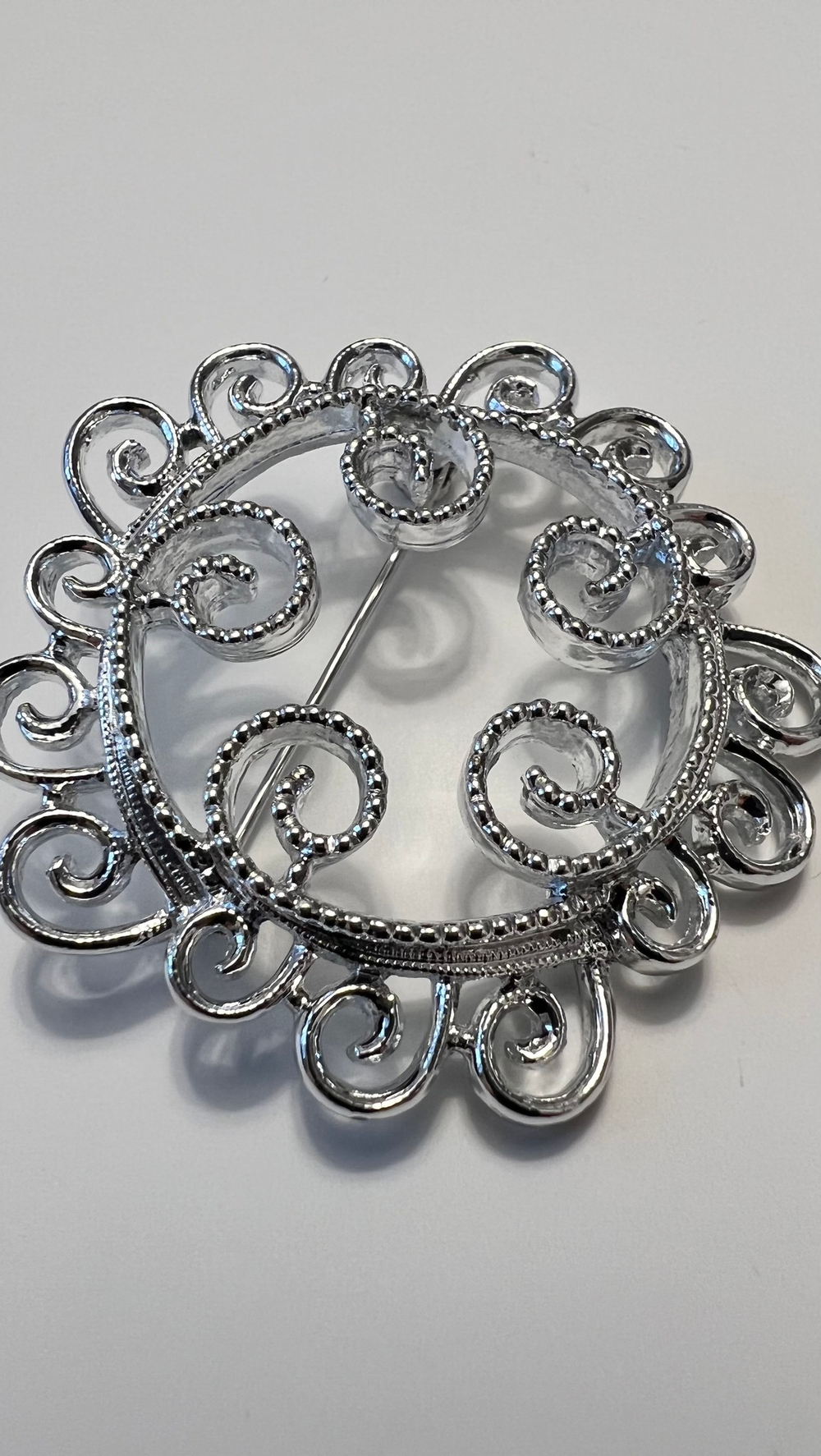 Ажурная брошь Silvery Mist Sarah Cov