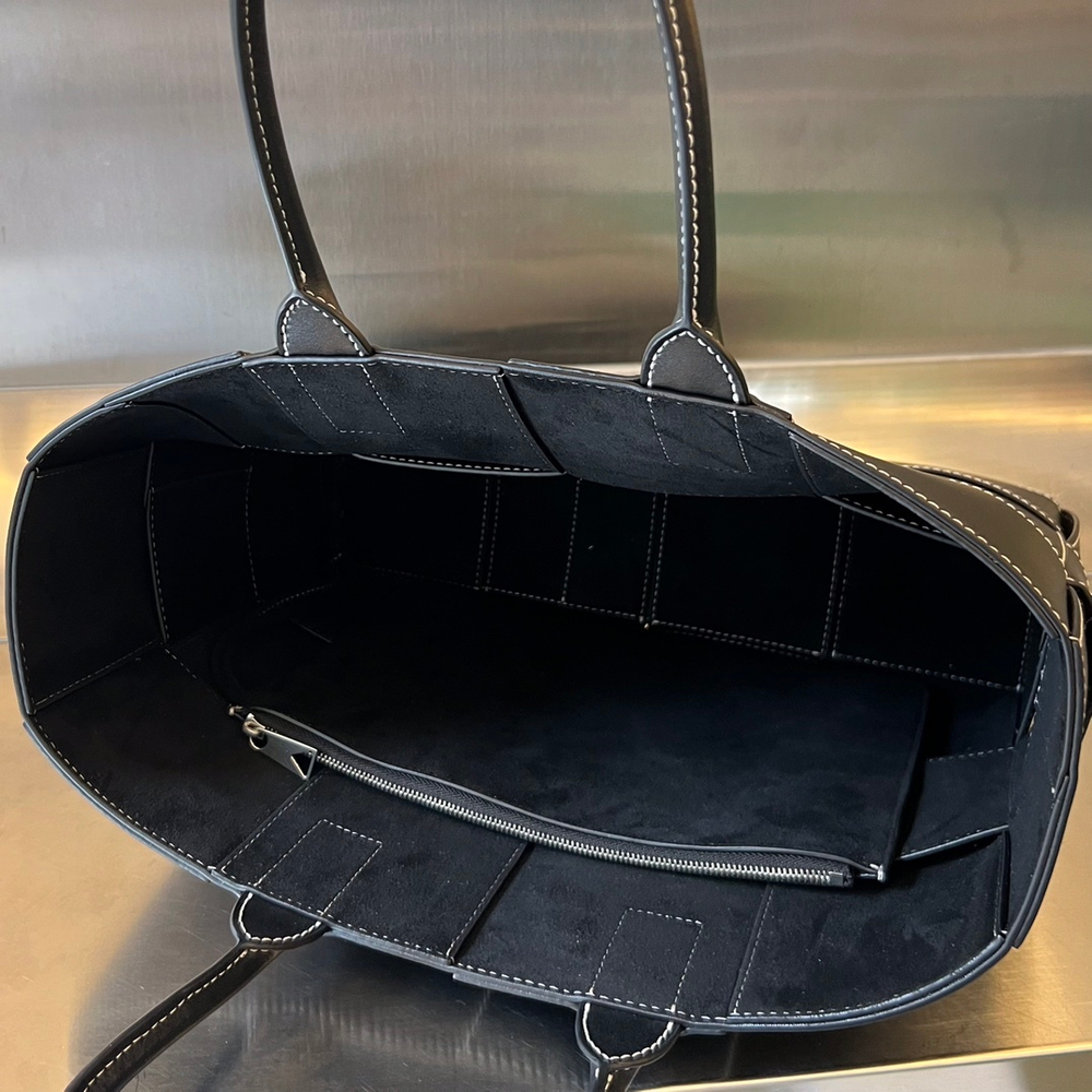 Bottega Veneta Medium Arco Tote Bag 37 cm