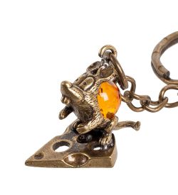 AM- 853 Брелок «Мышь Ушастик с сыром» (латунь, янтарь)