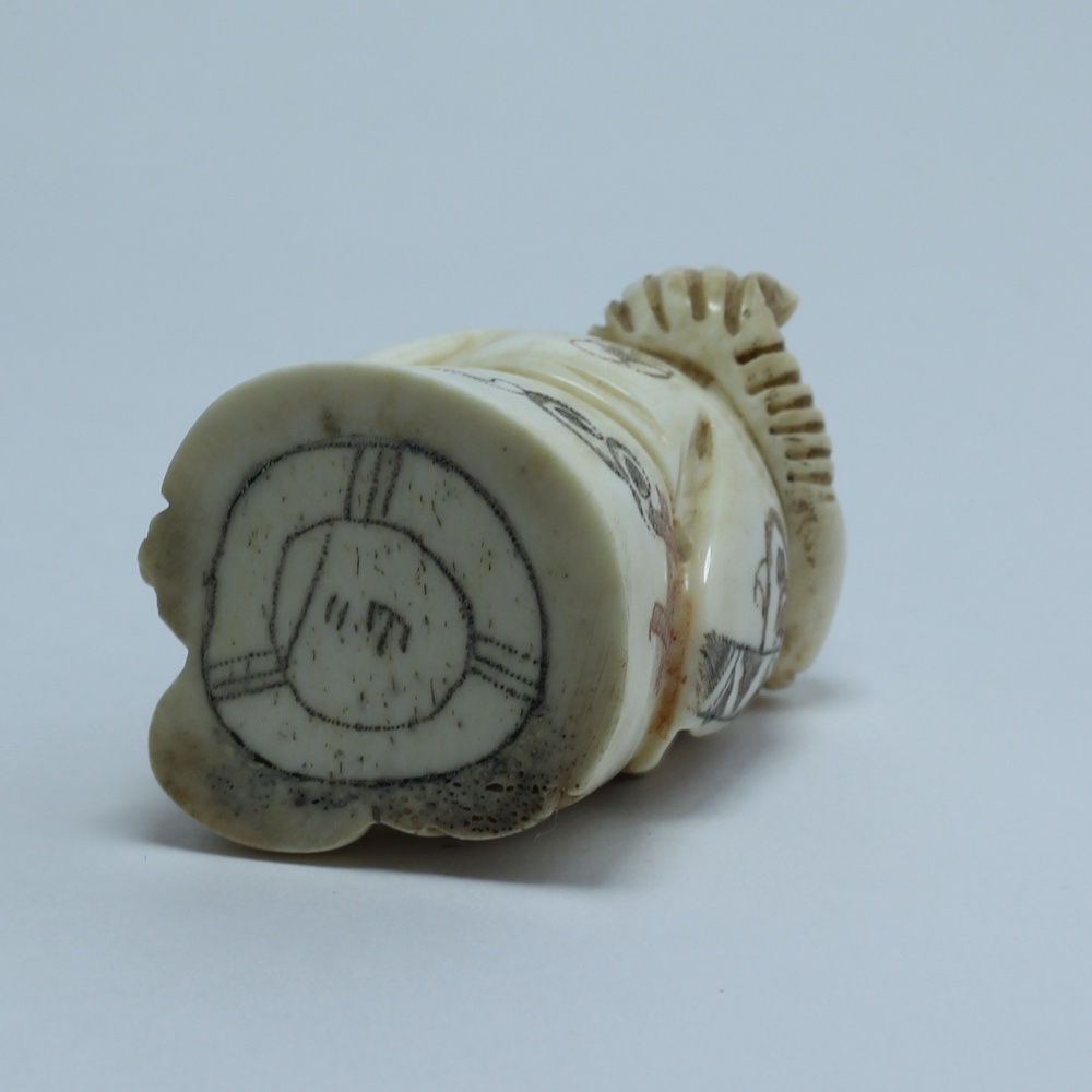 Нэцкэ Фукурокудзю с мешком риса и карпом на плече