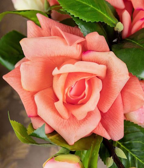 Коралловый букет роз в прозрачной овальной вазе, Cote Noire