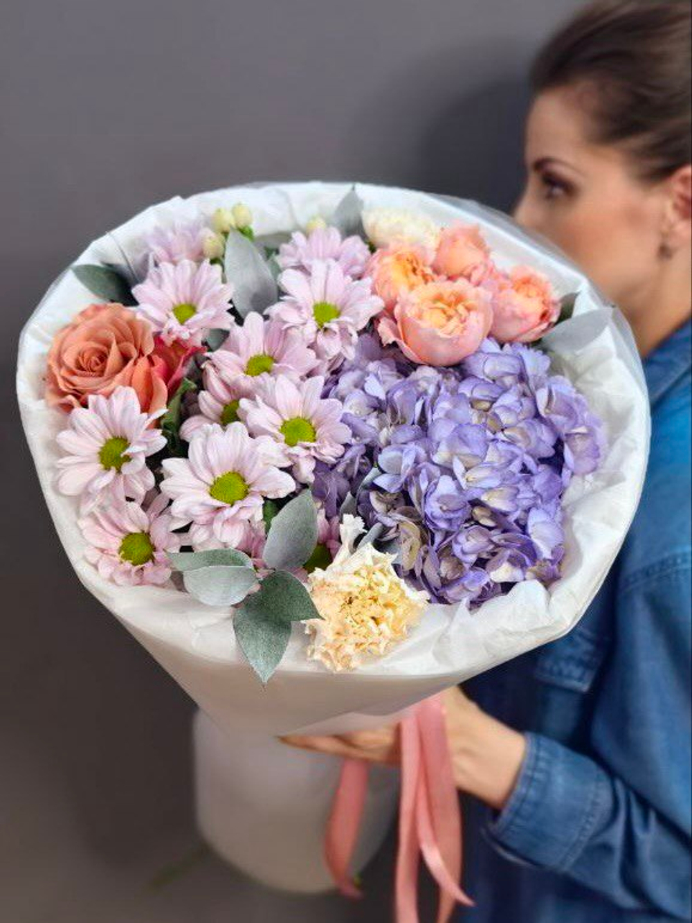 Авторский букет с сиреневой гортензией