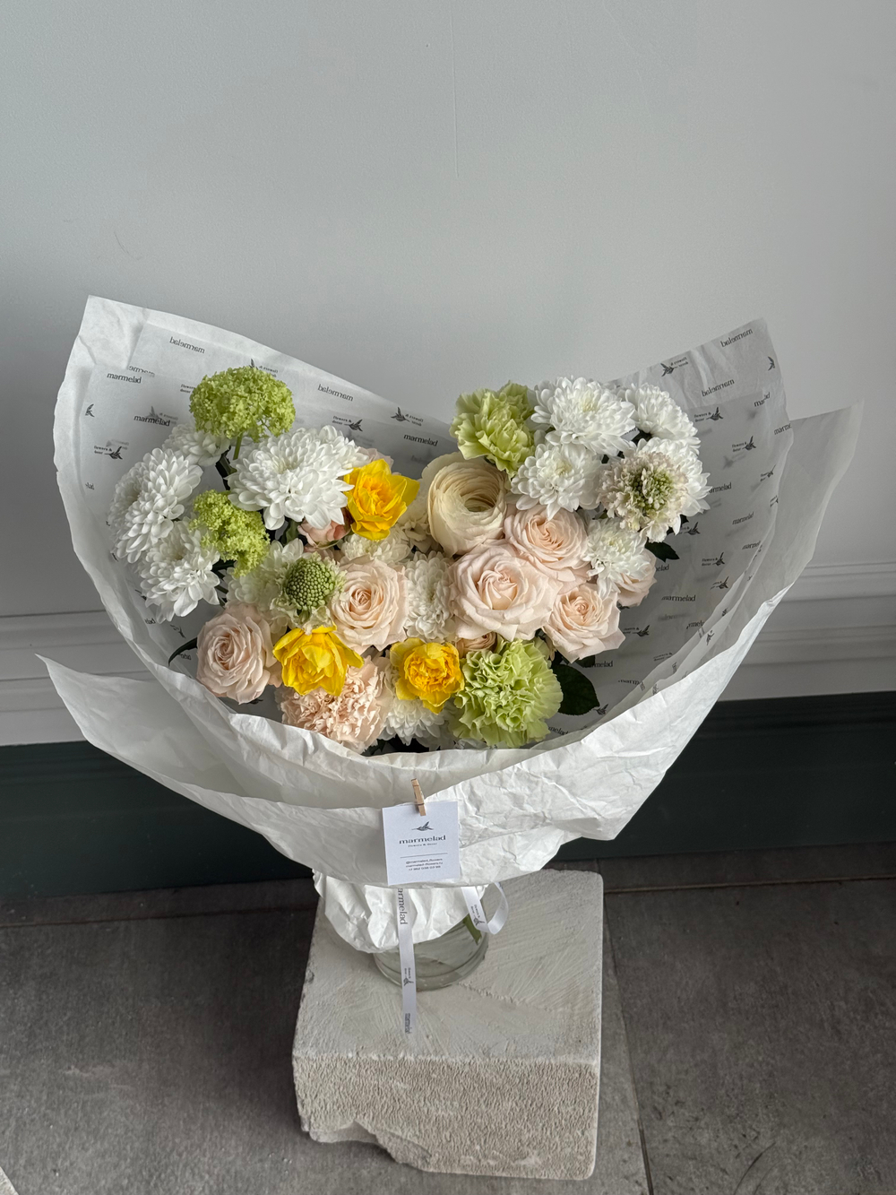 Сборный букет их хризантемы, нарциссов, вибурнума, кустовых пионовидных роз и ранункулюсов
