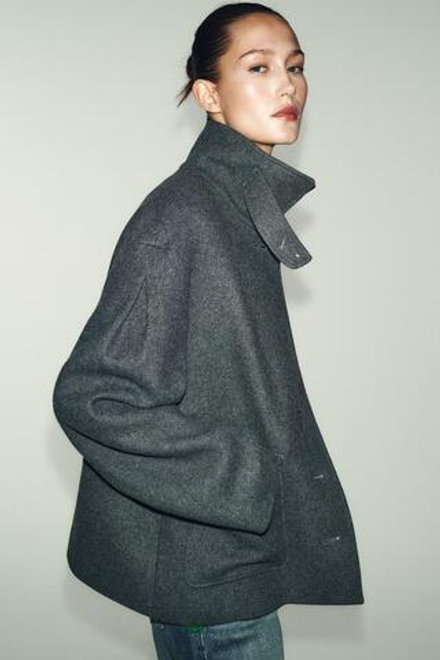 ZARA КОРОТКОЕ ПАЛЬТО ИЗ СМЕСОВОЙ ШЕРСТИ С ВОРОТНИКОМ-СТОЙКОЙ, СЕРЫЙ