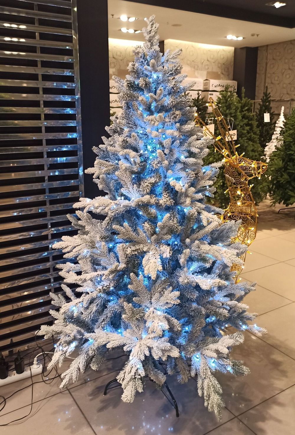 Заснеженная ель с гирляндой «Россо» холодный свет (Литая+пвх) 210 см / 2,1 м