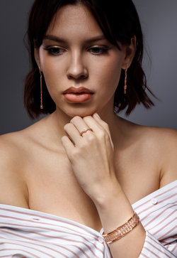 Браслет широкий из серебра со вставками из голубых фианитов