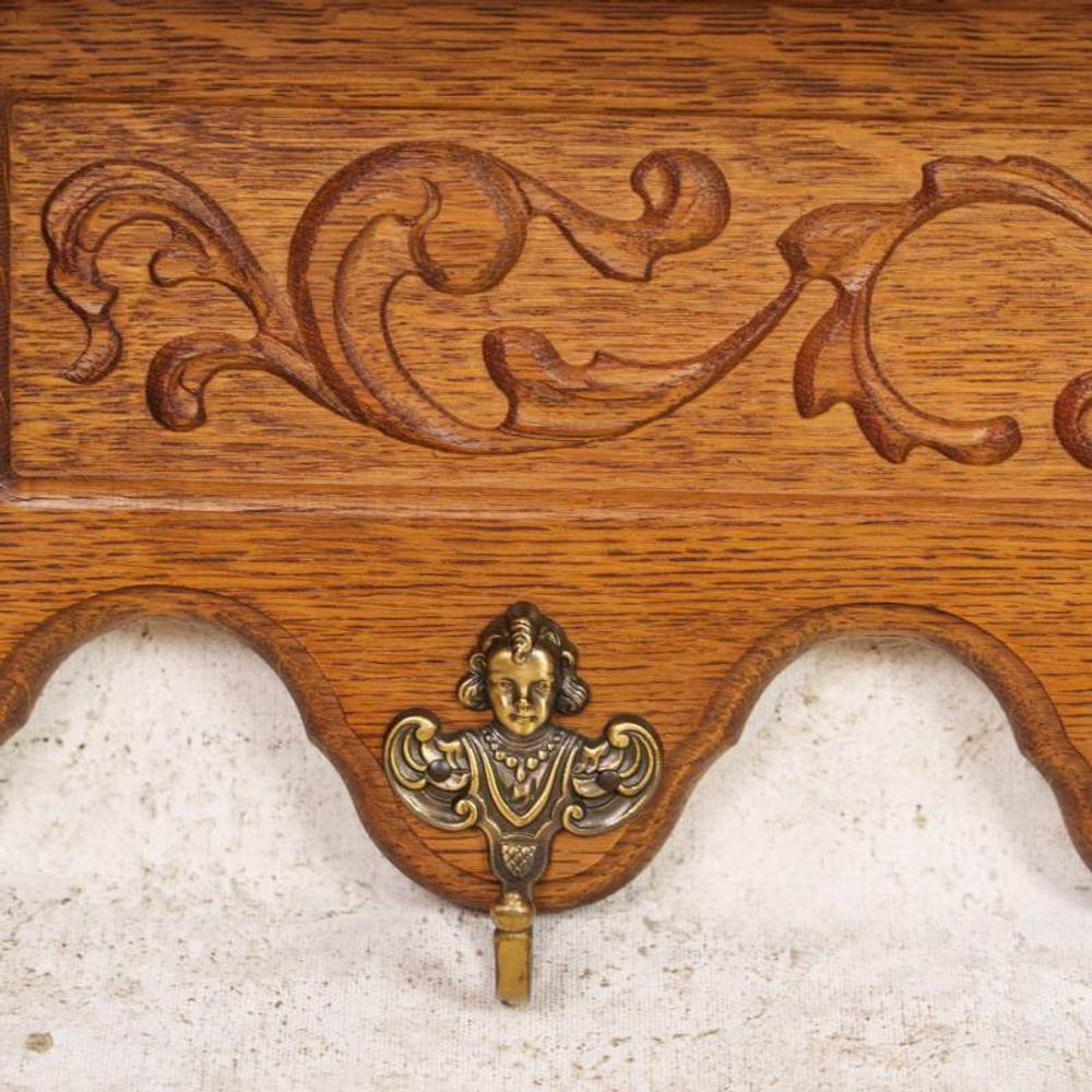 Настенная вешалка с растительным орнаментом и латунными крючками в Неоренессансном стиле