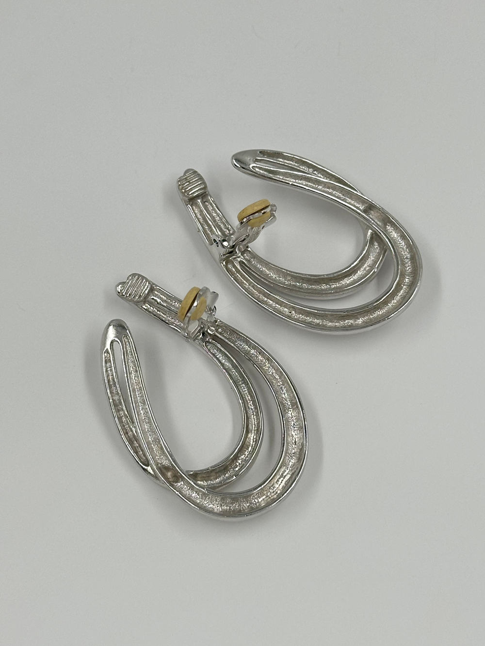 Крупные клипсы Givenchy