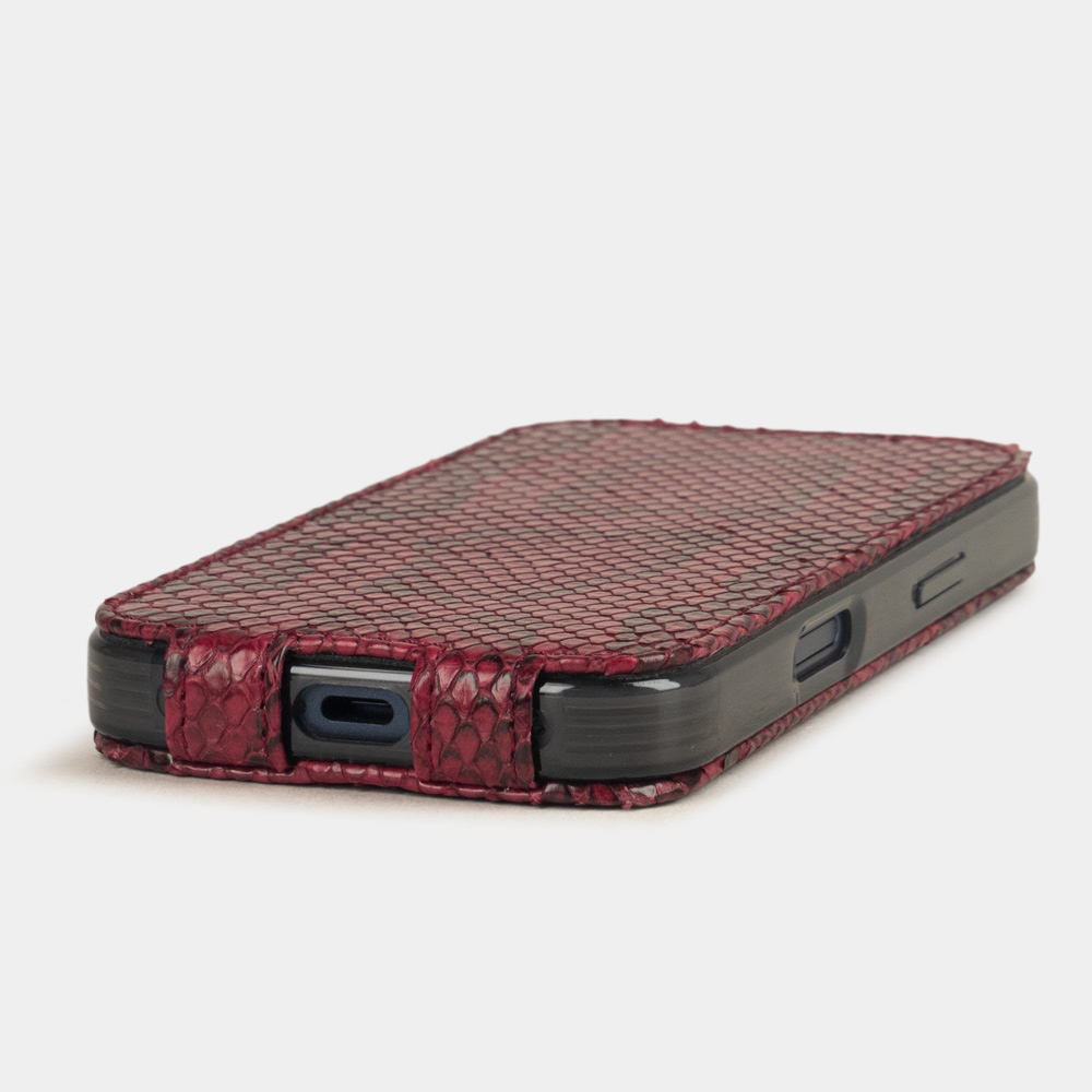 Чехол для iPhone 17 Pro кожаный, питон цвета малины