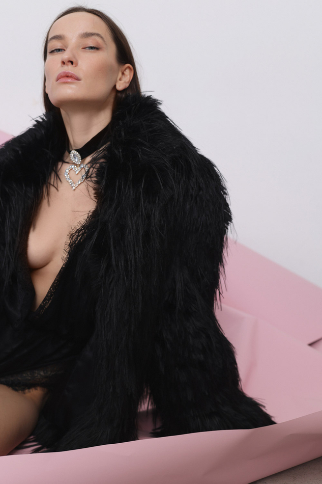 Шуба из эко-меха страуса черная