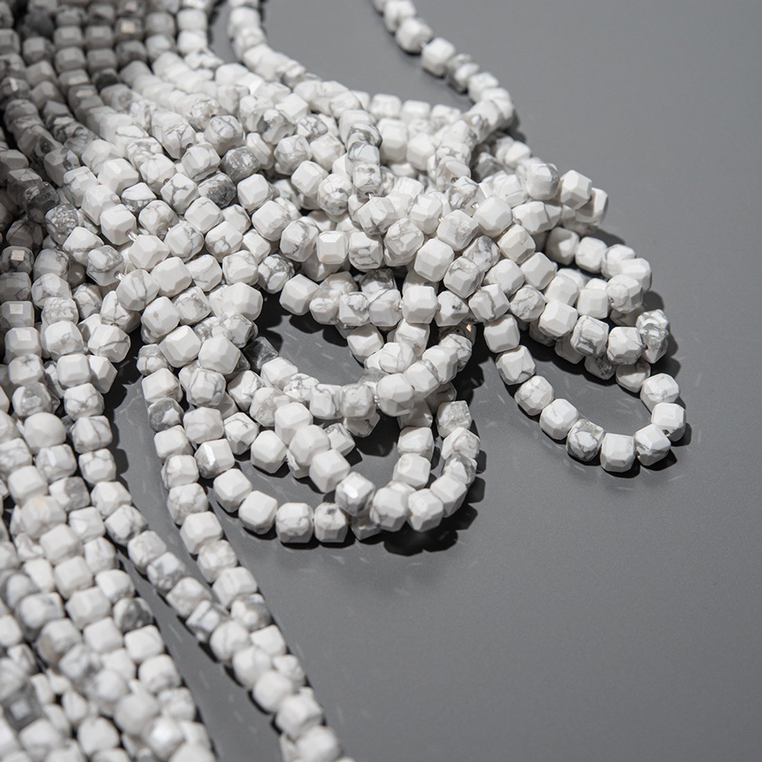 Магнезит натуральный, бусины в форме куба, 4,5мм, микроогранка