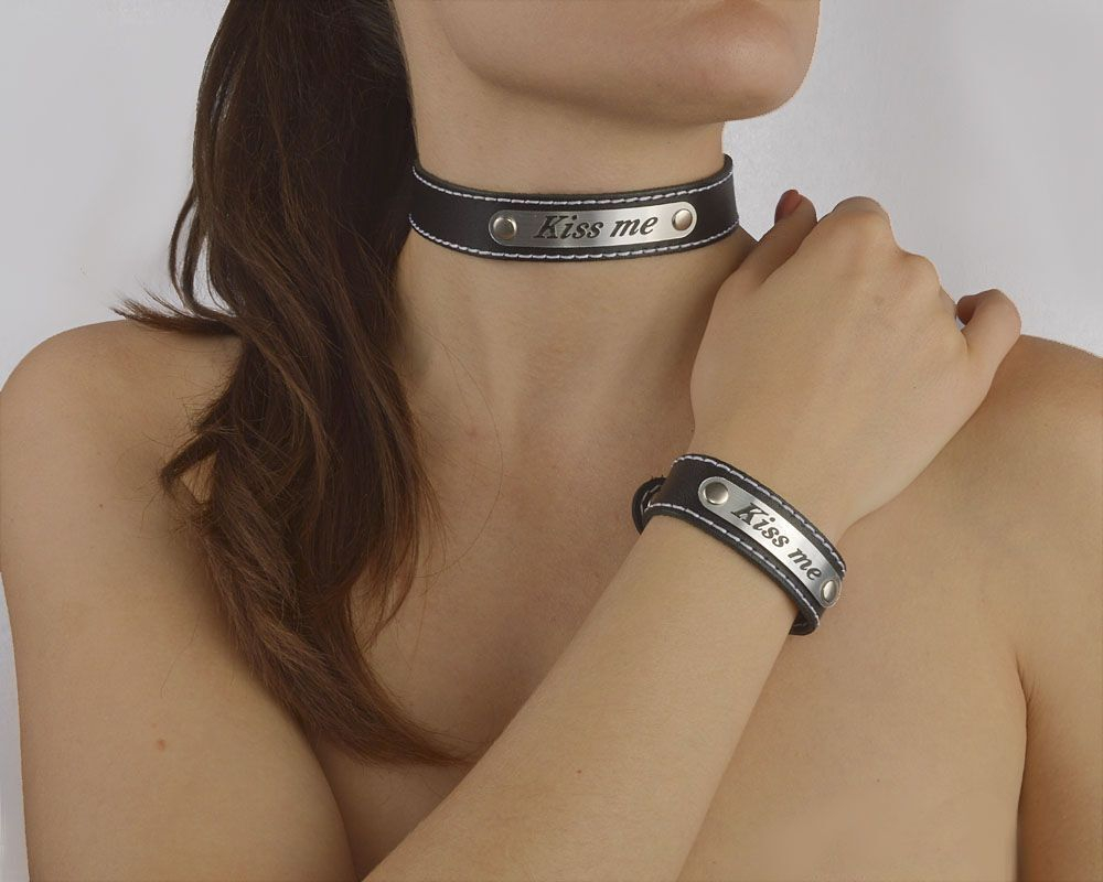 Черный чокер с белой строчкой Kiss me (Цвет: черный с серебристым)