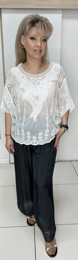 Белый нарядный с ажурной вставкой блузон