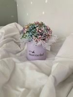 Композиция в коробке с радужной гипсофилой