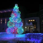 елка конструкция из световых шаров