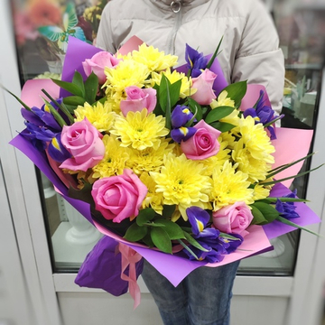 Авторский букет с ирисами, розами и хризантемами