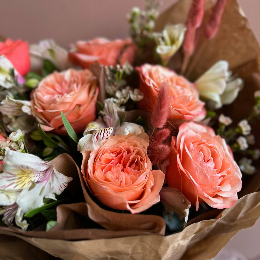 Букет цветов "Александра" (роза кахала, альстромерия, сухоцветы)