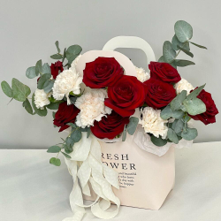 «Flower» композиция из красных роз ред наоми,кремовых диантусов и эвкалипта