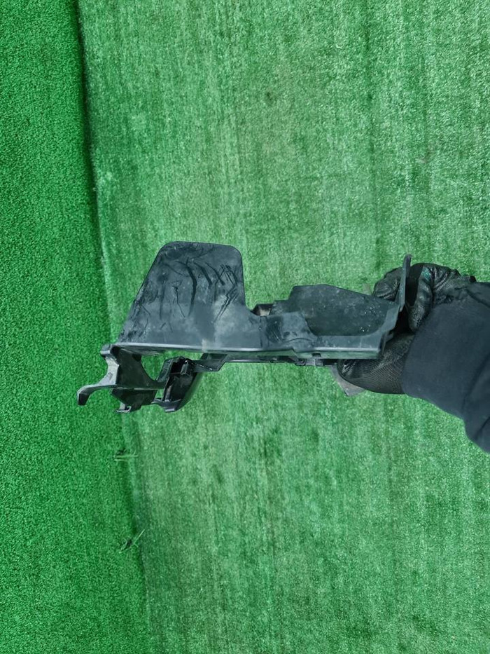 Кронштейн ПТФ правый BMW 3er F30 (2015-2020)