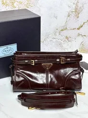 Маленькая кожаная сумка Prada через плечо, темно-коричневый