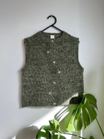 Описание по вязанию жилета спицами "Peony"