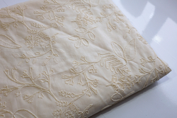 СВЕТЛЫЙ - Хлопок с объемной вышивкой (1414 Маша) (к0 печать около кромки)