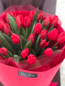Красные тюльпаны в эффектном объемном дизайне от Флора Маркет