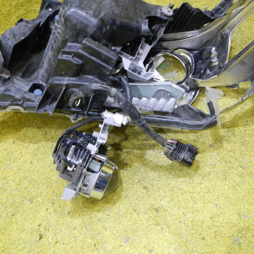 Битая Фара правая Toyota Land Cruiser 200 (2015-2021) LED