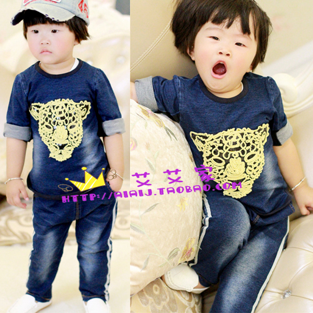 Костюм детский из брюк с лампасами и лонгслива с леопардом