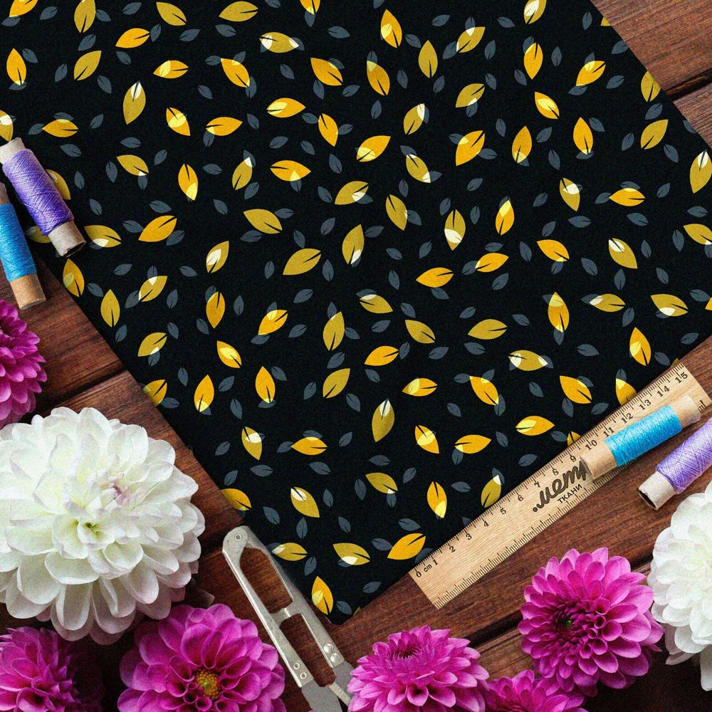 Ткань флис опадающие жёлтые листья на чёрном фоне