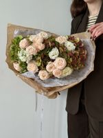 Букет из гортензии, маттиолы, кустовых пионовидных роз, лизиантуса и диантусов