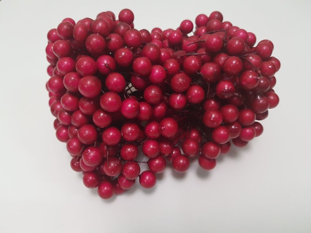 Ягоды 10 мм (длина 16см), цвет - темно-розовый. 1 уп = 400 ягодок
