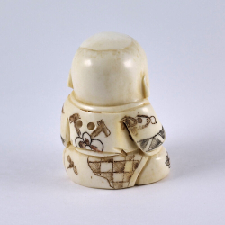 Нэцкэ Ребенок с корзиной рыбы