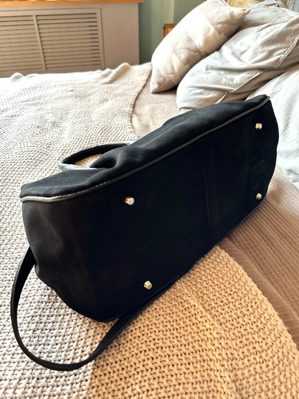 Женская черная сумка из натуральной замши