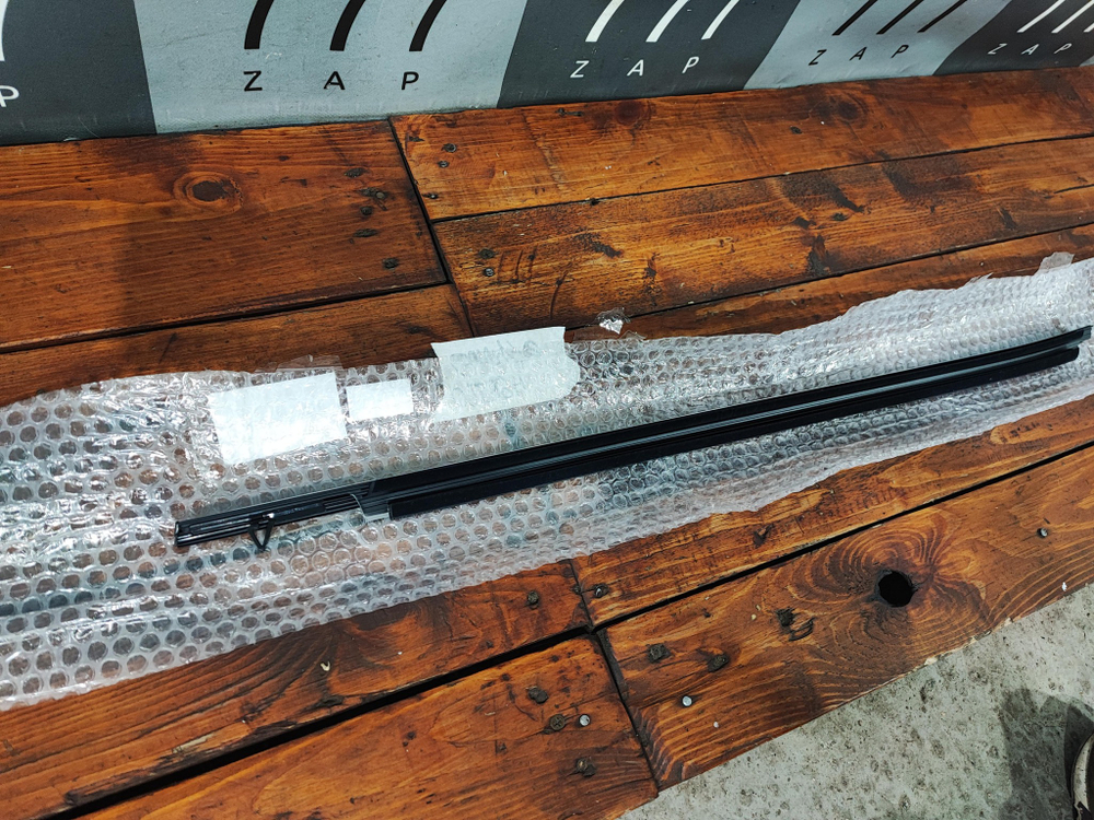 Молдинг стекла заднего правого Camry XV70 Новый Оригинал 7573033170