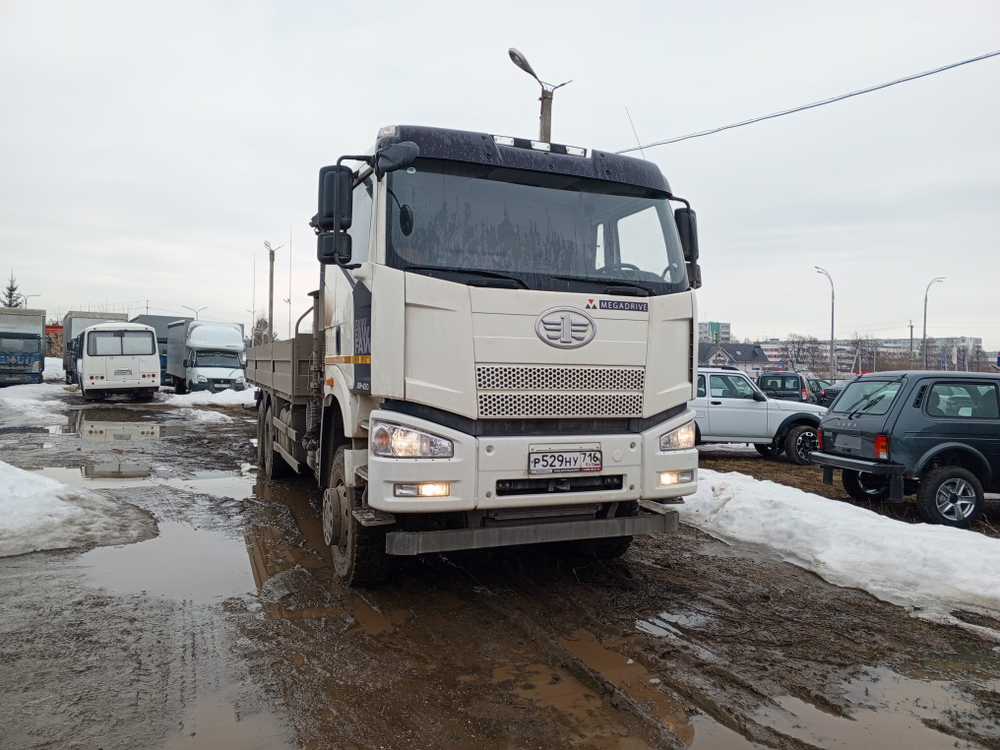 FAW J6 6x6 Бортовой с КМУ W2K00 (Дизельный, 11,1 л, 420 л.с., МТ)