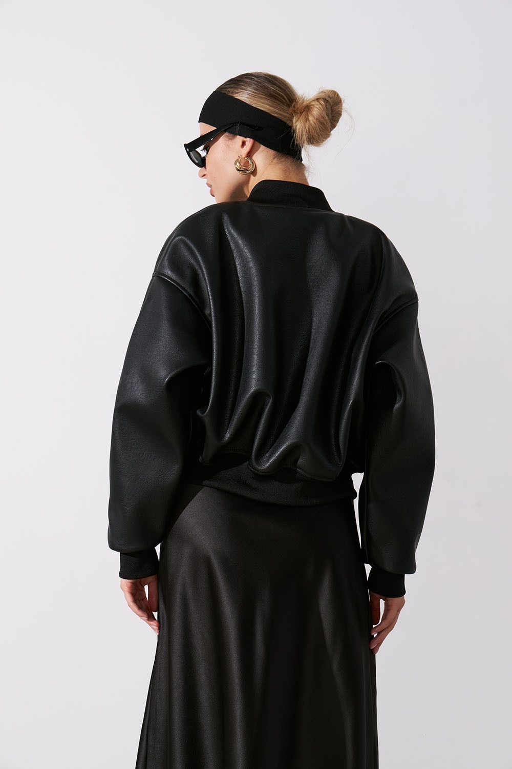 Бомбер из экокожи черного цвета