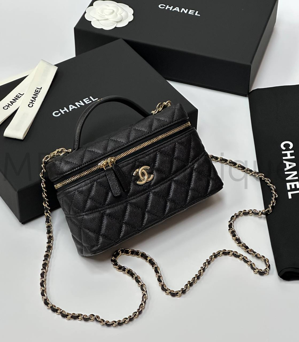 Черная сумка Chanel прямоугольная с золотой фурнитурой