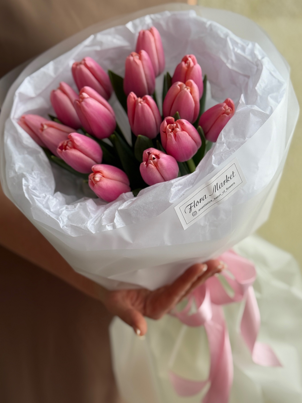 Нежный букет из розовых тюльпанов в элегантном оформлении от Флора Маркет
