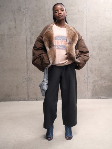 Шоколадная укороченная парка с меховым воротником