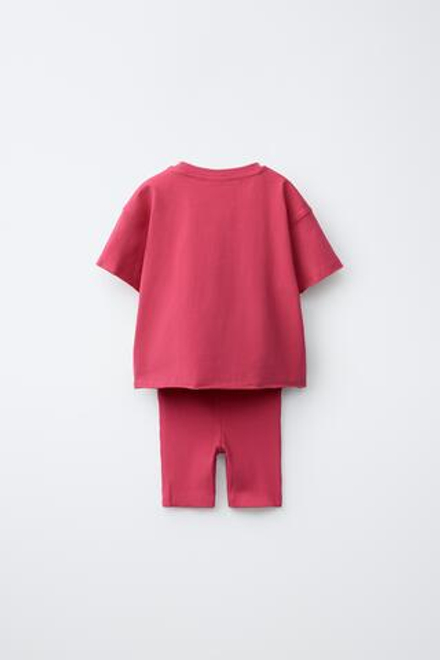 ZARA КОМПЛЕКТ ИЗ ФУТБОЛКИ И ВЕЛОСИПЕДНЫХ ЛЕГИНСОВ В РУБЧИК, КЛУБНИЧНЫЙ