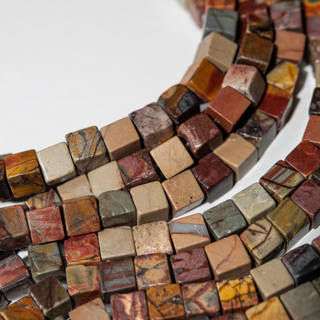 Яшма натуральная, куб 6,4мм