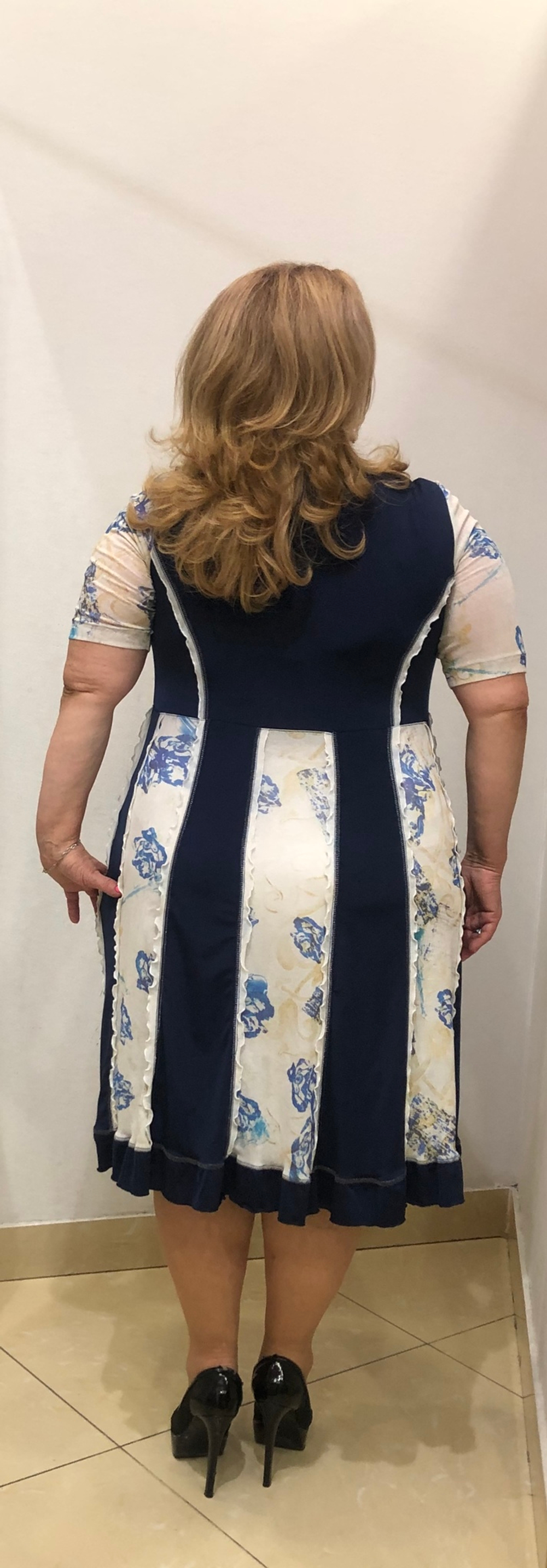 Нарядное летнее платье с вертикальными вставками