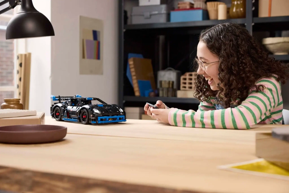 Конструктор LEGO Technic 42176 Гоночный автомобиль Porsche GT4 e-Performance