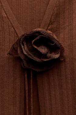 ZARA ТРИКОТАЖНЫЙ ТОП ИЗ ТОНКОГО ТРИКОТАЖА С ЦВЕТКОМ, КОРИЧНЕВЫЙ