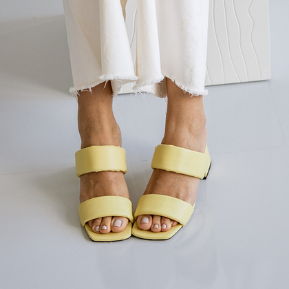 Мюли из натуральной кожи лимонного оттенка на устойчивом каблуке